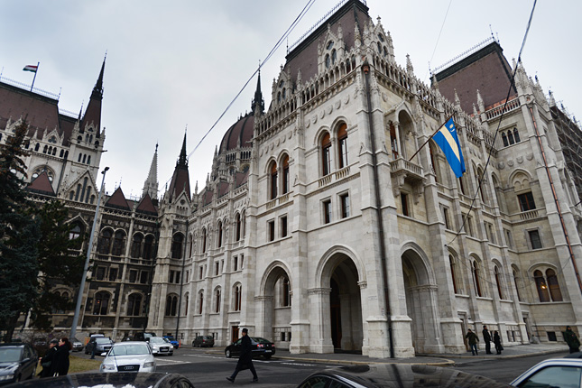 20130215-szekely-zaszlo-a-parlament-epuleten-budapesten4