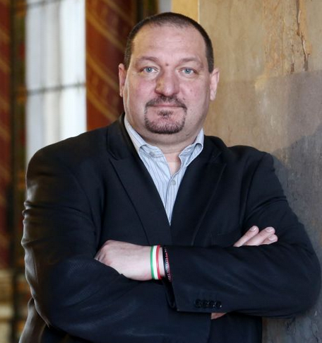 nsz a parlament oszlopanal