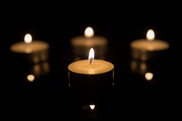 depositphotos 57872867 stock photo four tea candles with reflection