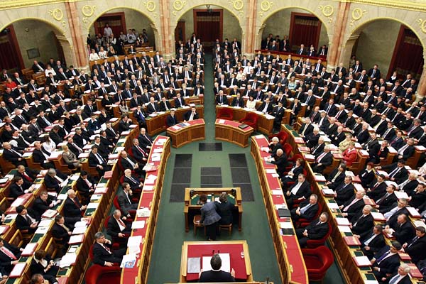 Elfogadta a parlament a jövő évi adócsomagot 